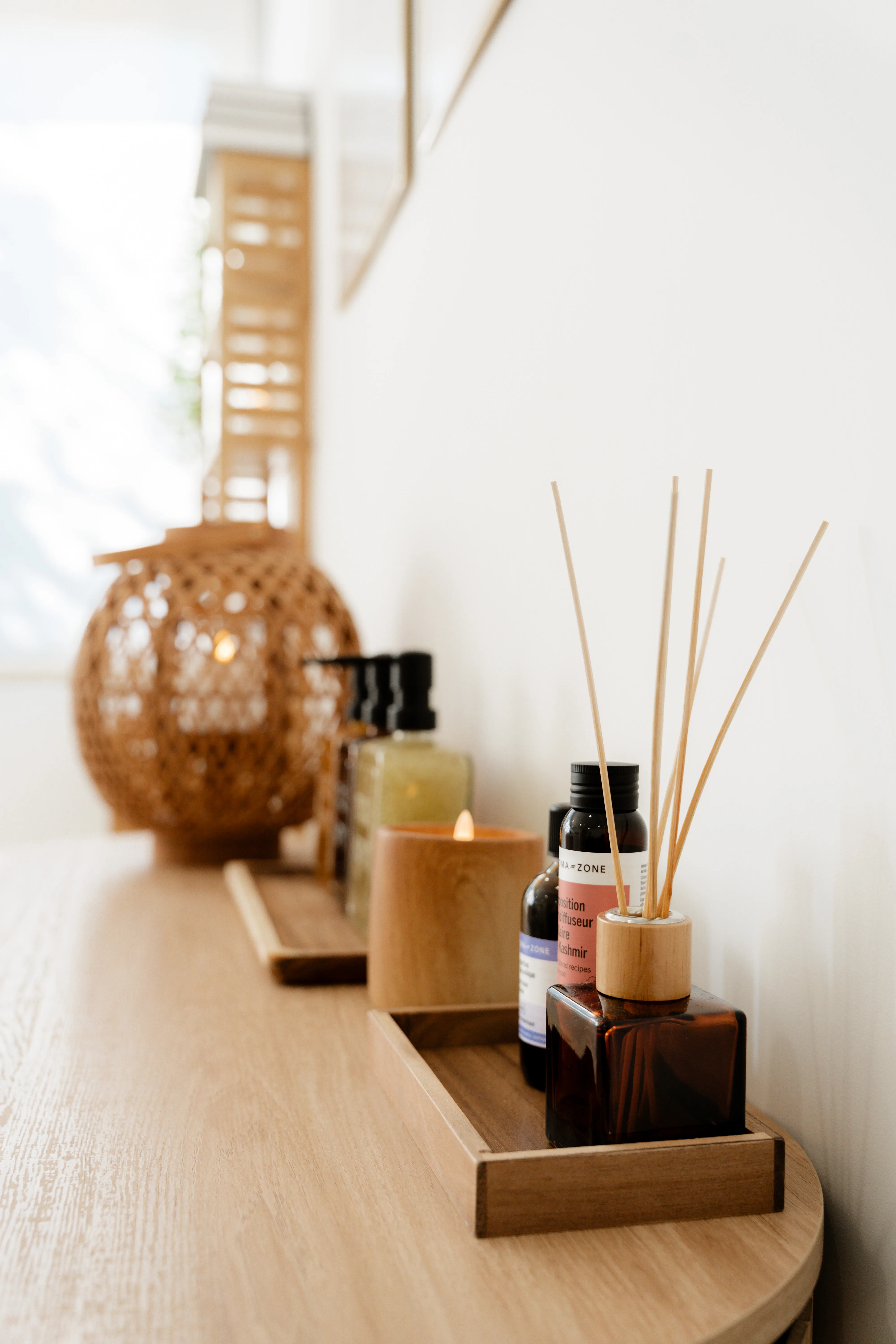 Diffuseur de parfum, bougie et huiles essentielles sur le meuble du cabinet